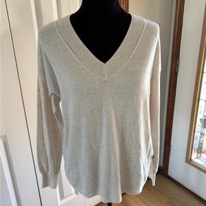 GAP Women's V-Neck Sweater In Cream Size M Classic Collegiate Layering Piece